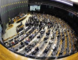 Jornal ‘Le Mond Diplomatique’, da França, diz que Congresso brasileiro é casa de ‘300 ladrões com título de doutor’