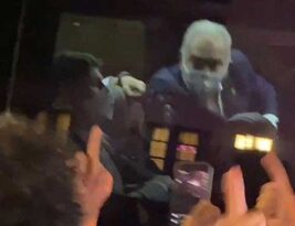 Queiroga dá uma de Ney e faz gesto obsceno com o dedo médio para manifestantes durante protesto contra Bolsonaro em New York