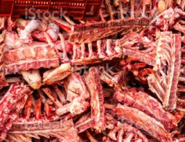 Carne de ossos’: carcaça temperada, pé de galinha, pescoço e outros cortes de terceira também ficaram mais caros
