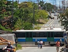 Vagão de VLT descarrilha e interrompe trânsito em rua de Mandacaru, na Capital