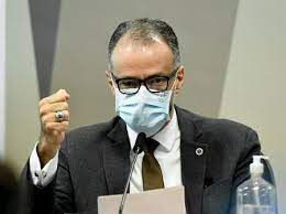 Diretor-geral da Anvisa rebate Bolsonaro sobre vacinação infantil e cobra retratação do governo