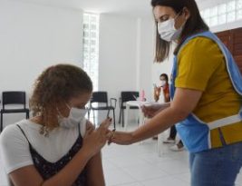 Prefeitura de João Pessoa vacina contra Covid-19 em ginásios, policlínicas, USF e drives nesta quinta-feira