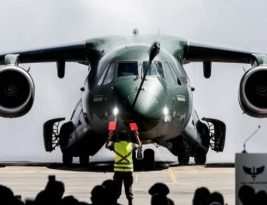 Avião da FAB pousa na Polônia para repatriar brasileiros