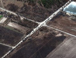 Enorme comboio militar russo é capturado perto de Kiev por imagens de satélite