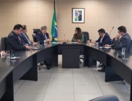 João Azevêdo discute, em Brasília, obras do Ramal Piancó e da barragem de Cupissura