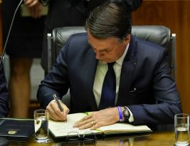 Bolsonaro sanciona lei que facilita redução de tributos cobrados sobre combustíveis