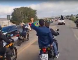 ‘Agora deu vergonha’: agente da PRF dá ‘carona’ a apoiador de Bolsonaro sem capacete em motociata e revolta colegas