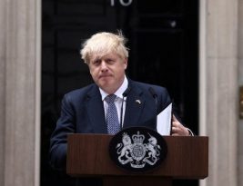 Cercado por escândalos, Boris Johnson renuncia ao cargo de primeiro-ministro do Reino Unido