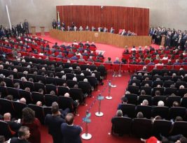 Em sua posse, Moraes promete TSE ‘firme e implacável’ contra fake news