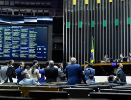 VERDADEIROS ANJOS DE CANDURA: Deputados e senadores querem aumentar os próprios salários para R$ 36,8 mil
