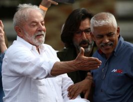 ‘Eu vou voltar para recuperar o país’, diz Lula em 1º ato de campanha