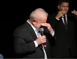 Lula chora ao falar sobre fome: “Jamais esperava que voltasse”