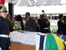 Corpo de Pelé é sepultado em Santos durante cerimônia fechada à família