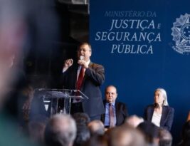 Flávio Dino assume Justiça e diz que solucionar caso Marielle é questão de honra