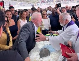 Lula comparece a velório de Pelé em seu 1º compromisso oficial fora de Brasília