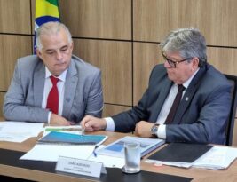 João Azevêdo formaliza ao ministro dos Aeroportos a viabilização do voo para Cajazeiras