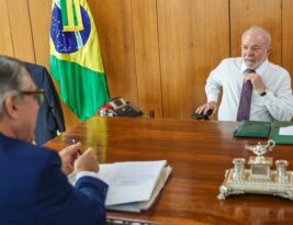 Lula divulga 1ª imagem trabalhando no Palácio do Planalto