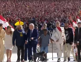 Lula recebe faixa de criança, indígena, negro, mulher, operário e pessoa com deficiência em nome do ‘povo brasileiro’
