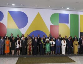 Lula dá posse a ministros e assina primeiras medidas de governo