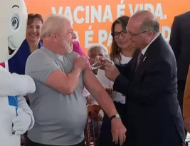 Alckmin vacina Lula contra a Covid com dose bivalente e presidente defende imunização: “Não acredite no negacionismo”