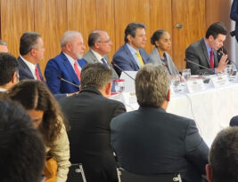 João Azevêdo participa de solenidade com Lula de assinatura de decretos que ampliam investimentos em saneamento