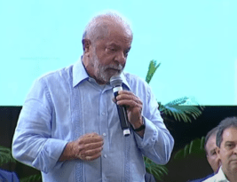 Lula diz em Fortaleza que Bolsonaro “está em casa com o rabinho preso”