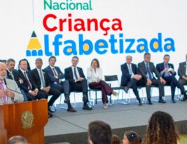 Lula confirma investimento de R$ 3 bilhões para alfabetização na idade certa
