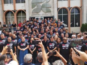 Prefeitos de mais de 200 municípios paraibanos protestam na Praça João Pessoa, hoje (30), contra a queda no repasse do FPM