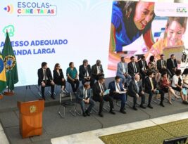 Ao lado de Lula, João Azevêdo participa de lançamento de programa voltado à ampliação da conectividade nas escolas públicas