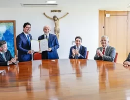 Lula dá posse a ministros do centrão em evento fechado; Lira fica ‘uma arara’