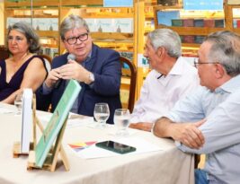 João Azevêdo prestigia “Noite da Literatura Paraibana” e destaca importância do jornal A União na preservação da história da Paraíba