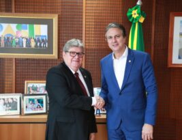 João Azevêdo trata de investimentos na Saúde e Educação em reuniões com ministro e secretário do governo federal