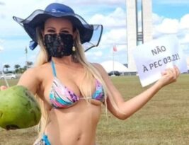 Funkeira MC Bandida faz protesto de biquíni em frente ao Congresso contra PEC das Praias