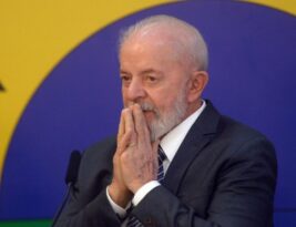 Lula diz que não é presidente para receber “colar de pedra preciosa”