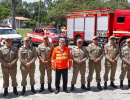 João Azevêdo recebe bombeiros que irão combater incêndios no Pará e destaca qualificação e compromisso de militares