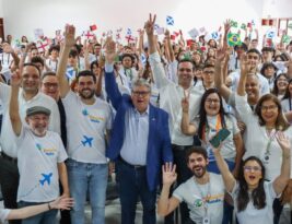 João Azevêdo acompanha pré-embarque de alunos para o Reino Unido e destaca ampliação do aprendizado