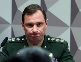 Após descoberta de arquivos apagados, Cid chega para novo depoimento na PF