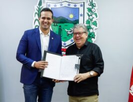 João Azevêdo transmite cargo para vice-governador Lucas Ribeiro