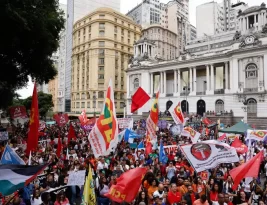 PROTESTO: Manifestantes vão às ruas pelo fim da escala de trabalho 6×1