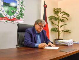 João Azevedo assina protocolo com grupo Stellantis para instalação de fábrica no Conde com 600 empregos previstos