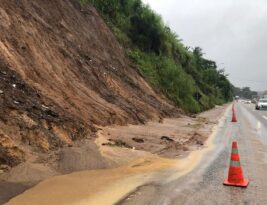 Trecho na BR-230 é bloqueado após deslizamento na barreira do Castelo Branco