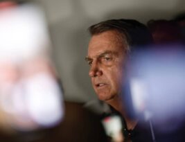 Bolsonaro critica ‘direita limpinha’ e diz acordar ‘todo dia com a sensação da PF na porta’