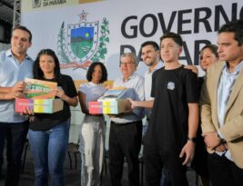 João Azevêdo entrega fardamentos e kits escolares para estudantes da rede estadual e destaca resultados positivos da Educação