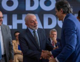 Com cúpula do Congresso, Lula anuncia isenção do IR para até R$ 5 mil