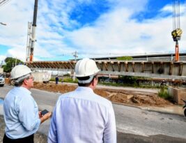 João Azevêdo acompanha içamento das vigas do viaduto do Bairro das Indústrias e destaca importância da obra para mobilidade urbana de João Pessoa