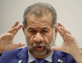 Ministro Carlos Lupi pede demissão em meio a escândalos no INSS