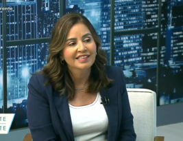 Pollyana dá um “bicudo” na canela de Cícero que posou para fotos com Cunha Lima e Efraim, da oposição