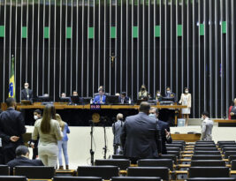 Câmara aprova projeto que reajusta salários de servidores públicos