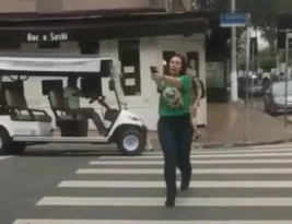 Clã Bolsonaro silencia sobre saída de Carla Zambelli do país