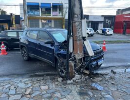 Carro bate em poste, interdita trânsito e causa corte parcial de energia no Bancários
